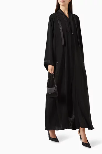 عباية بياقة مقسمة لأجزاء