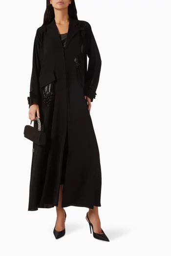 عباية برقعات بارزة وتطريزات بالخرز كريب