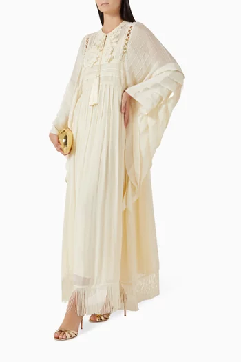 فستان طويل بشرّابات وقصة متعددة الطبقات