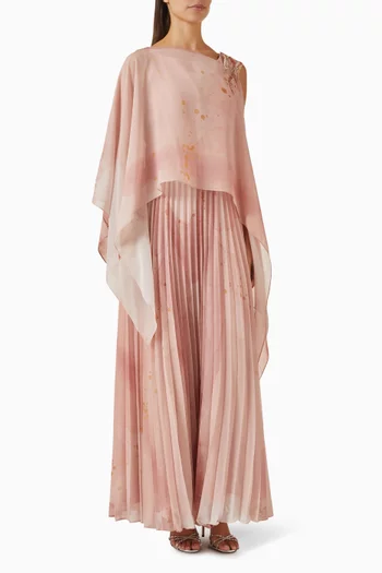 فستان طويل مطرز بطيات