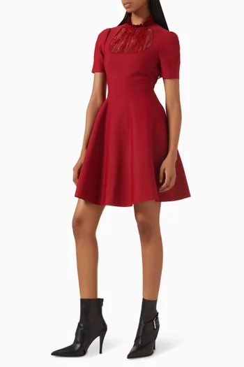 فستان قصير بجزء دانتيل فيسكوز 