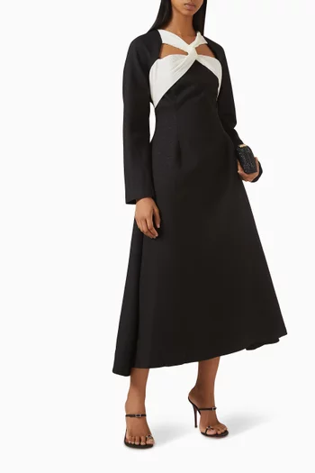 فستان متوسط الطول باللونين الأبيض والأسود