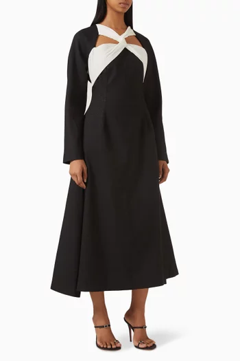 فستان متوسط الطول باللونين الأبيض والأسود