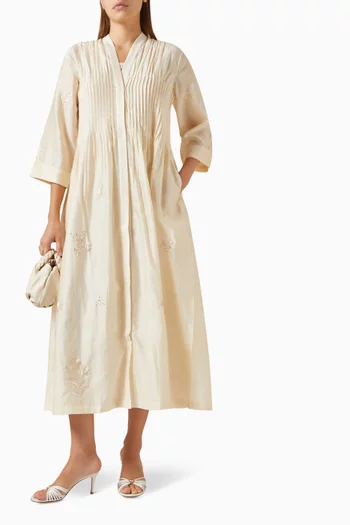 فستان مزين بطيّات وتطريزات