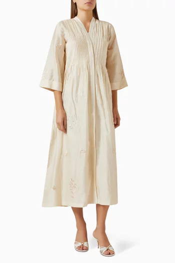 فستان مزين بطيّات وتطريزات