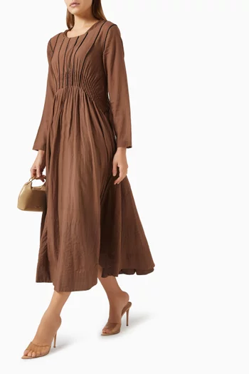 فستان مزين بطيّات وتطريزات