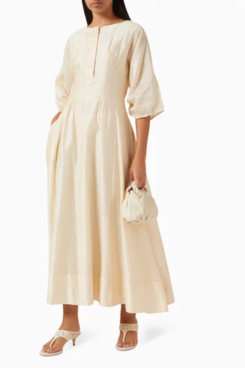 فستان متوسط الطول بطيات