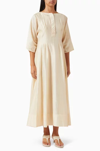 فستان متوسط الطول بطيات