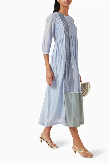 فستان مزين بطيّات وتطريزات