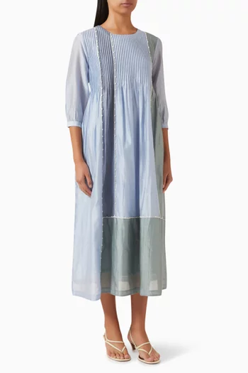 فستان مزين بطيّات وتطريزات