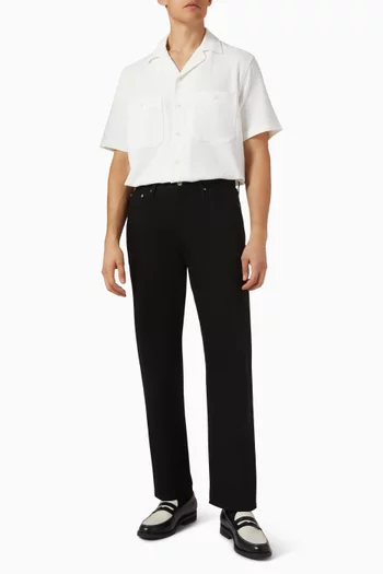 بنطال جينز بقصة ساق مستقيمة وشعار الماركة الشهير دينم