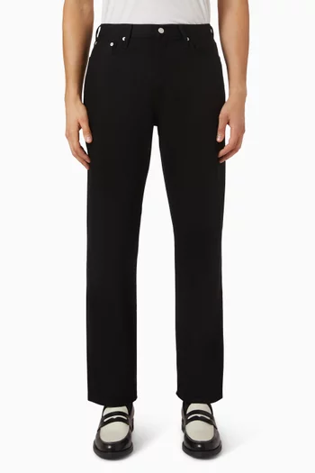 بنطال جينز بقصة ساق مستقيمة وشعار الماركة الشهير دينم