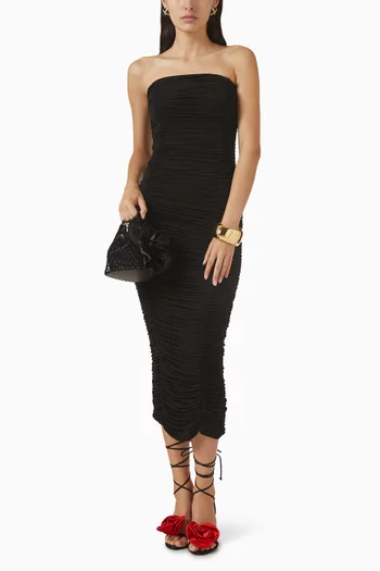 فستان متوسط الطول بلا حمالات وكشكش