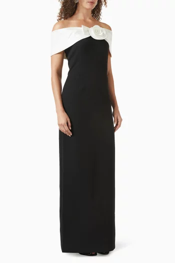 فستان طويل بأكتاف مكشوفة وزهرة بارزة كريب