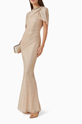 فستان طويل مزين بأحجار الراين