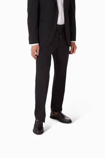 حذاء موكاسين مزين بشعار الماركة محفور جلد