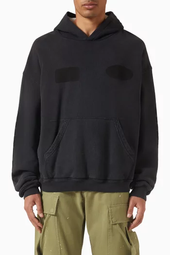 كنزة بغطاء رأس عازلة للحرارة مزينة برقعة ولون باهت