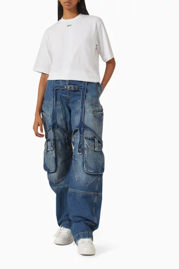 تي شيرت بقصة مربعة وشعار الأسهم بنقشة زهور