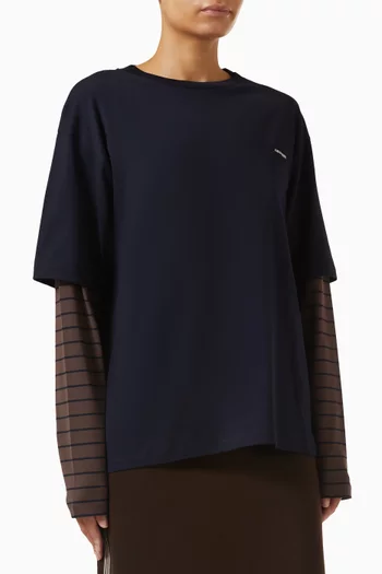 تي شيرت متعدد الطبقات بشعار الماركة قطن