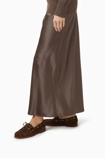 حذاء بتصميم قارب شمواه بنقشة جلد الفهد