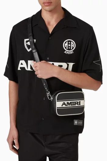 حقيبة كاميرا بشعار الماركة بتصميم رياضي جلد