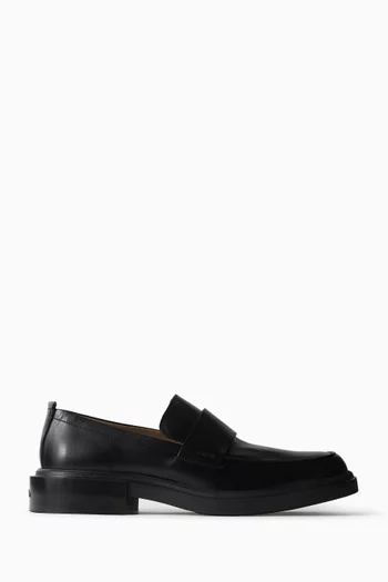 Cupped Band Loafers in Leather