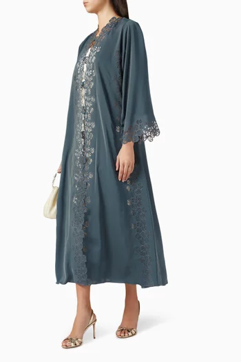 عباية بتطريزات مقصوصة بالليزر