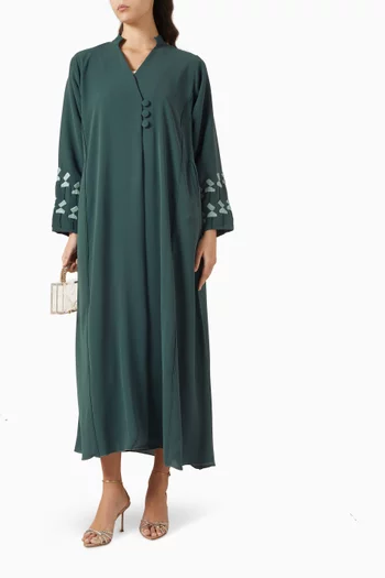 عباية مطرزة بخيوط بارزة