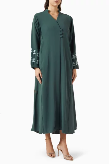 عباية مطرزة بخيوط بارزة