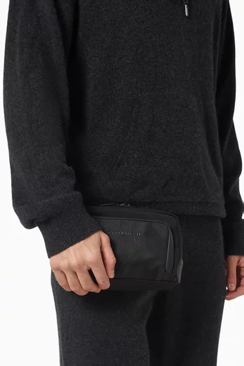 حقيبة مستحضرات عناية شخصية للسفر بشعار الماركة