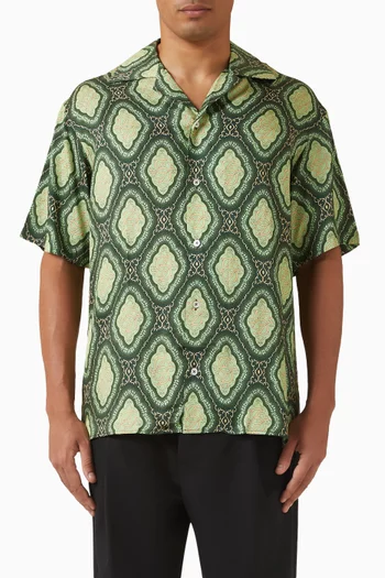 قميص بنقشة ميدالية