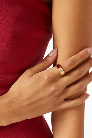 خاتم بتصميم سميك بثلاثة أحجار مطلي بذهب معاد تدويره عيار 18 ميسوما x لوسي ويليامز