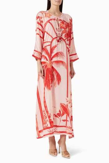 قفطان بأكمام جناح الخفاش وتطريزات بالحلي