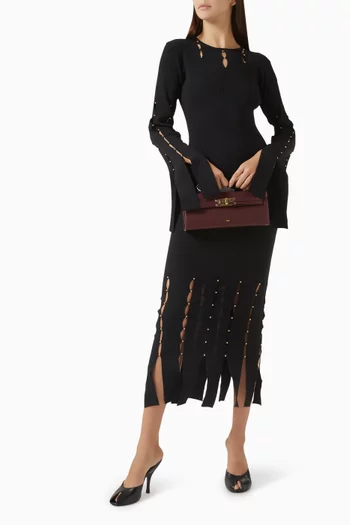 فستان مزين بتطريزات نسيج مضلع