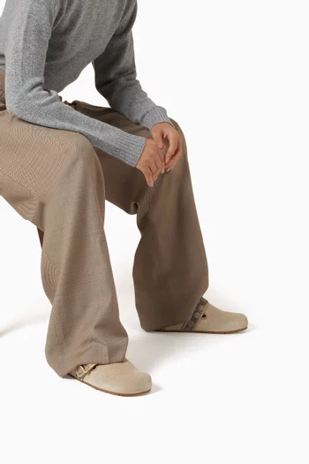 حذاء مفتوح من الخلف بإبزيم كلاسيكي شمواه وجاكار بشعار الماركة