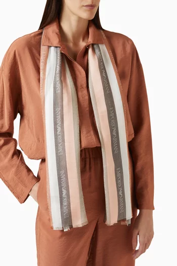 وشاح بنقشة مخططة وشعار الماركة جاكار