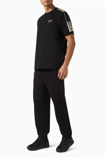 تي شيرت بشريط بشعار الماركة قطن