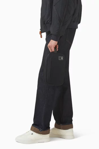 حقيبة مستحضرات عناية شخصية مزينة بشعار النسر