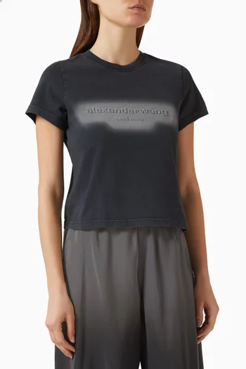 تي شيرت بشعار الماركة بملمس بارز قطن