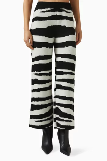 بنطال بقصة واسعة