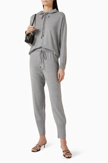 بنطال بقصة تضيق باتجاه الأسفل برباط تضييق