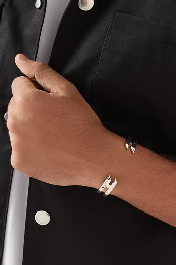 سوار مفتوح بتصميم حرف "ع" فضة إسترلينية