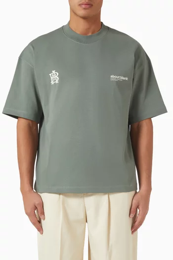 تي شيرت بطبعة شعارات الماركة قطن