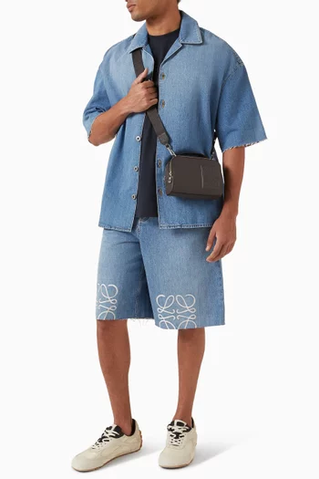 حقيبة كاميرا برقعة صغيرة بشعار الماركة جلد