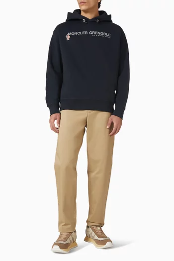 كنزة بغطاء رأس وشعار الماركة قطن