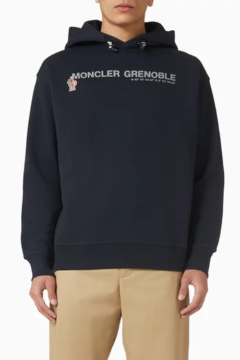 كنزة بغطاء رأس وشعار الماركة قطن