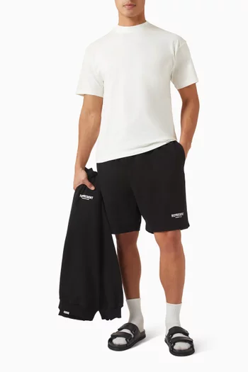 تي شيرت بقصة فضفاضة وشعار حرف الماركة قطن