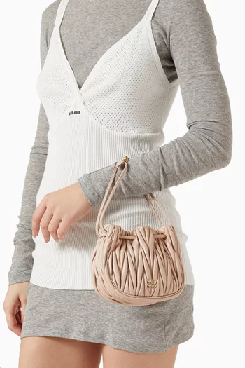 حقيبة صغيرة برباط تضييق وشعار الماركة جلد نابا مبطن