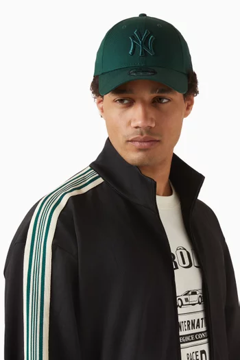 كاب ام ال بي ليج إسنشال بتصميم 9FORTY وشعار نيويوك يانكيز