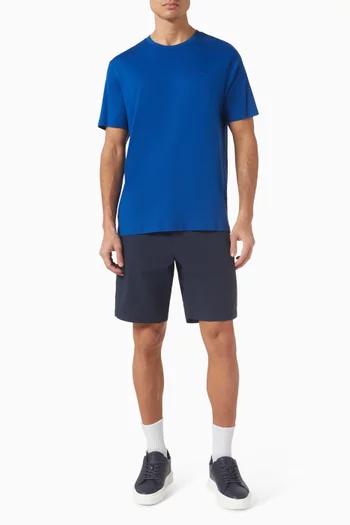 تي شيرت بفتحة رقبة مستديرة وشعار الماركة قطن